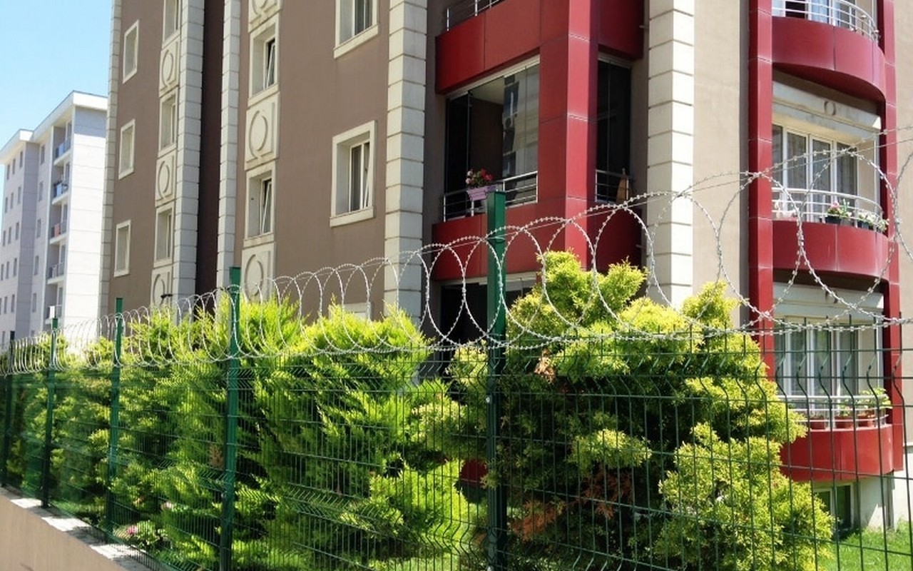 Mavi Ege Çit jiletli tel montajı